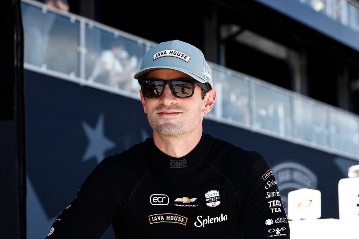 Alexander Rossi furioso após a IndyCar deixá-lo abandonado em uma reta a 170 mph.