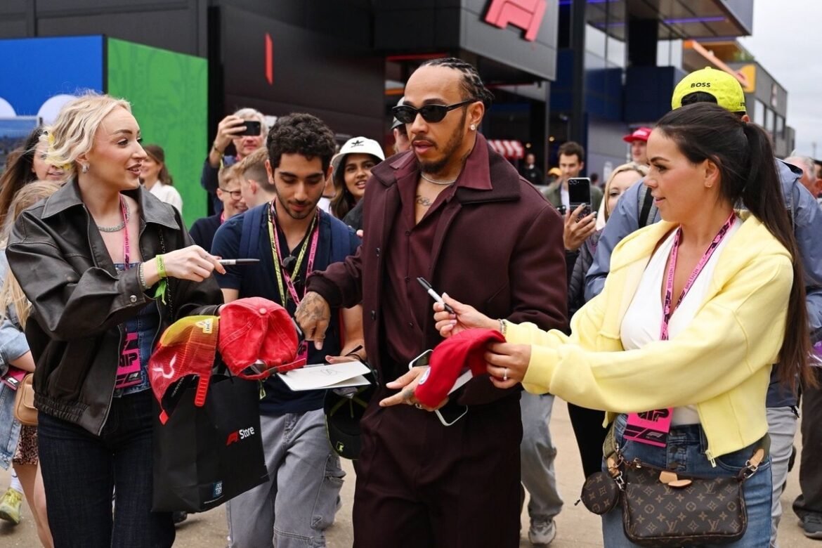Como assistir ao Met Gala 2026 e Lewis Hamilton vai participar?