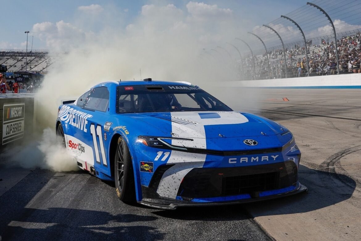 Denny Hamlin conquista prêmio de $1 milhão em corrida All-Star da NASCAR repleta de acidentes em Dover.