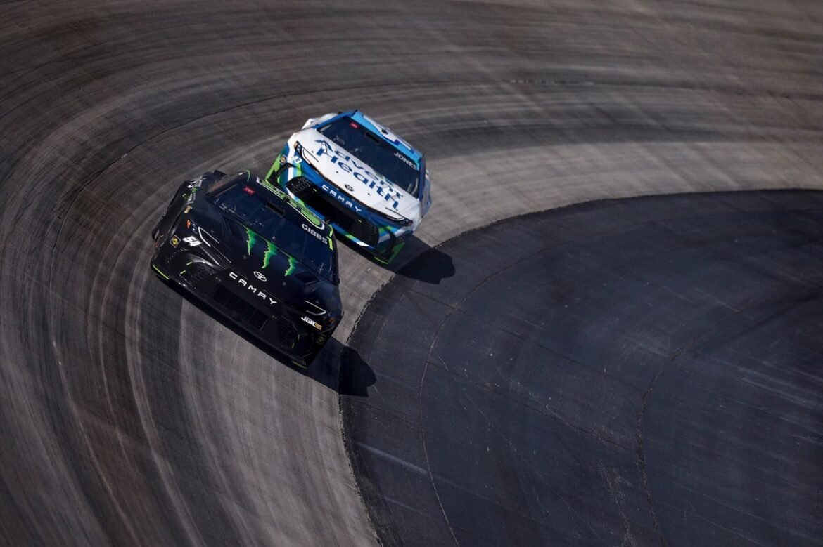 Em português brasileiro, "Dover continua sendo Dover, apesar de todas as mudanças antes do NASCAR All-Star."