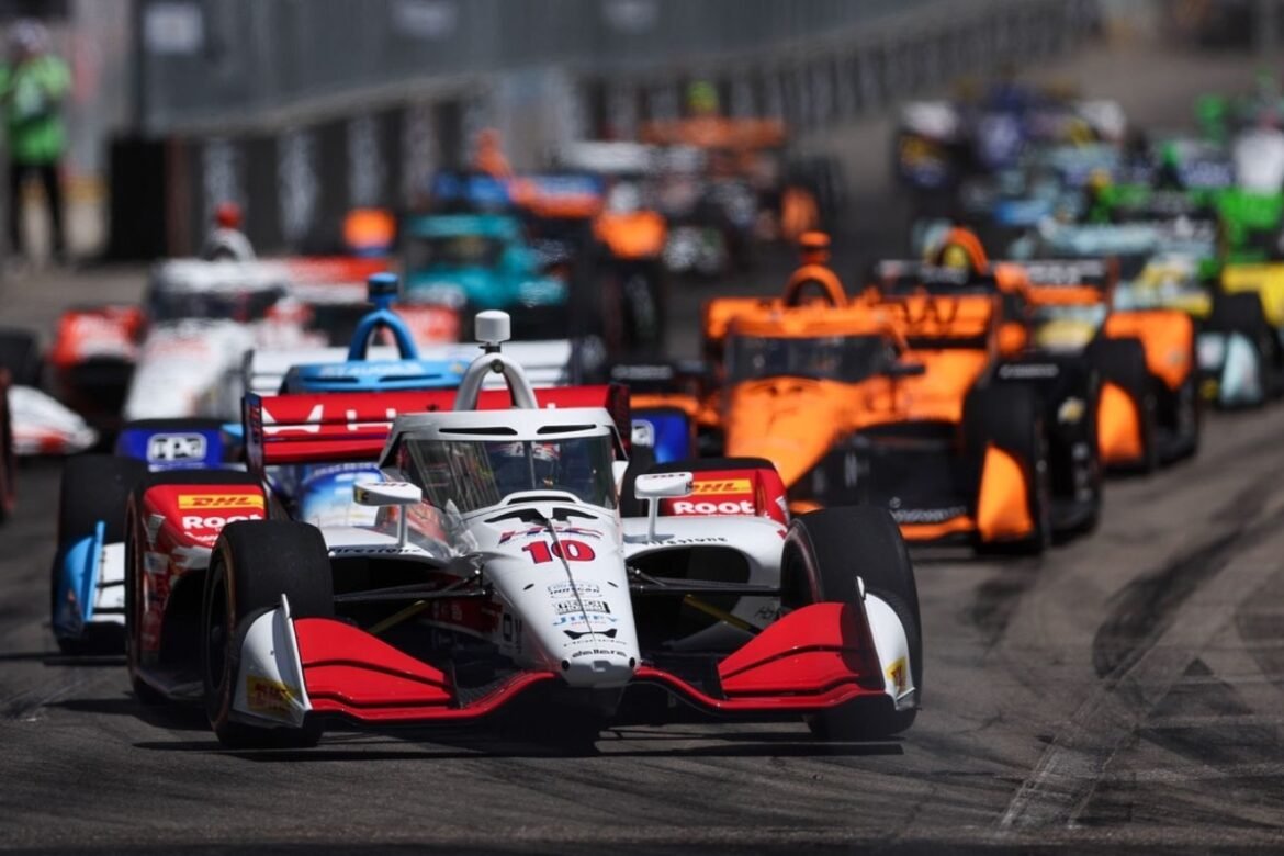 Em português brasileiro, uma possível reescrita do título seria: "O caos em Detroit não impede a trajetória de Alex Palou na IndyCar."