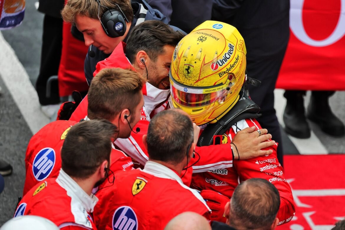 Ex-engenheiro da Ferrari afirma que Hamilton "afectou a mente" de Leclerc.