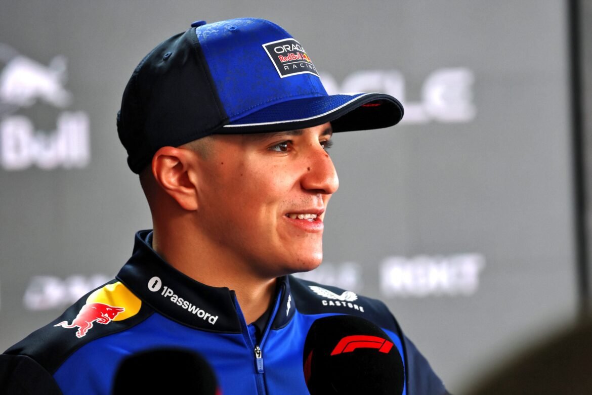 Hadjar ressalta avanços da Red Bull antes de ser informado sobre sua desclassificação.