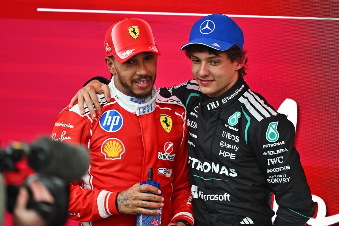 Hamilton destaca a vulnerabilidade da Ferrari em relação à Mercedes.