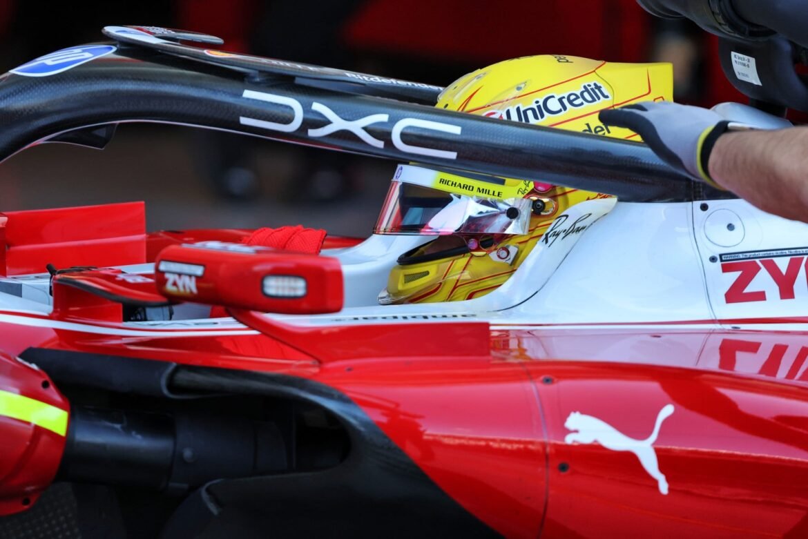 Hamilton esclarece motivo da saída do simulador da Ferrari antes do GP do Canadá.