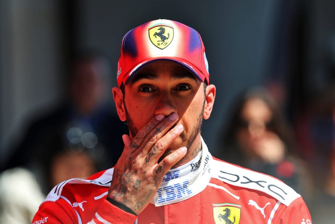 Hamilton reconhece que a adaptação à Ferrari será longa e menciona progresso neste ano.
