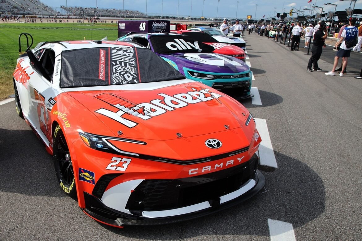 Início da corrida da NASCAR Cup em Nashville adiado devido a chuvas passageiras.