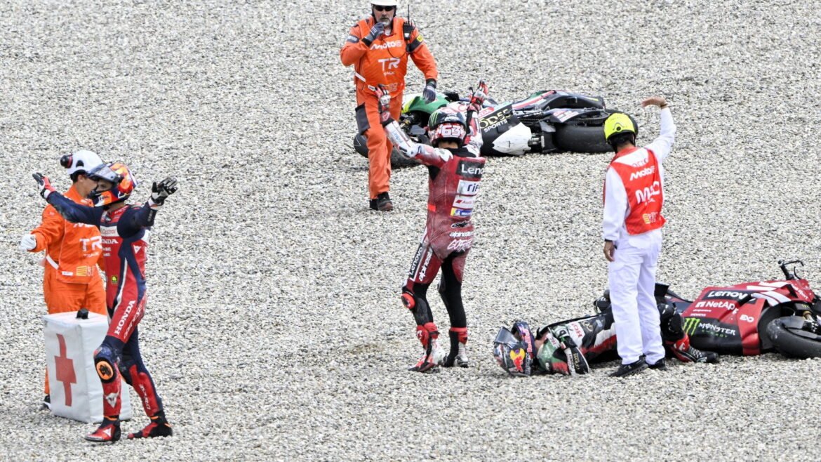 Johann Zarco "não fez nada de errado" na queda do MotoGP da Catalunha, afirma Pecco Bagnaia.