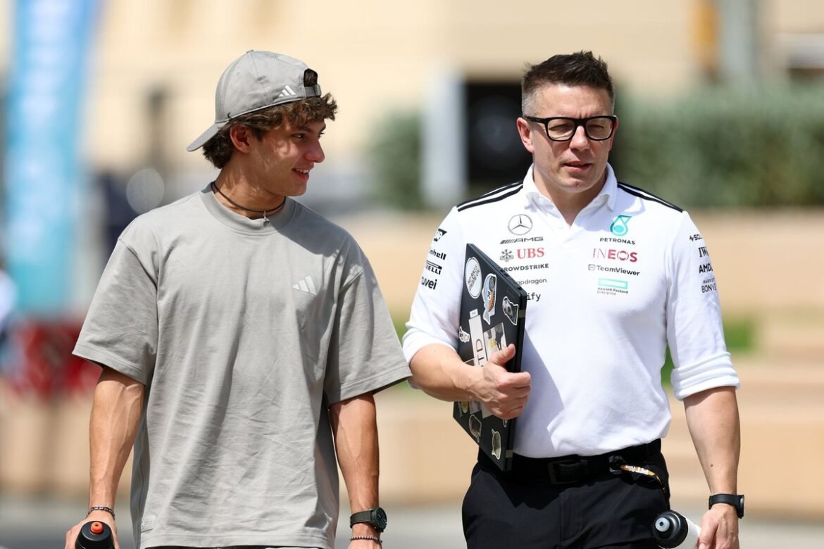 Kimi Antonelli mantém guerra de pegadinhas com seu engenheiro de corrida da Mercedes, Peter Bonnington, em vídeo viral.