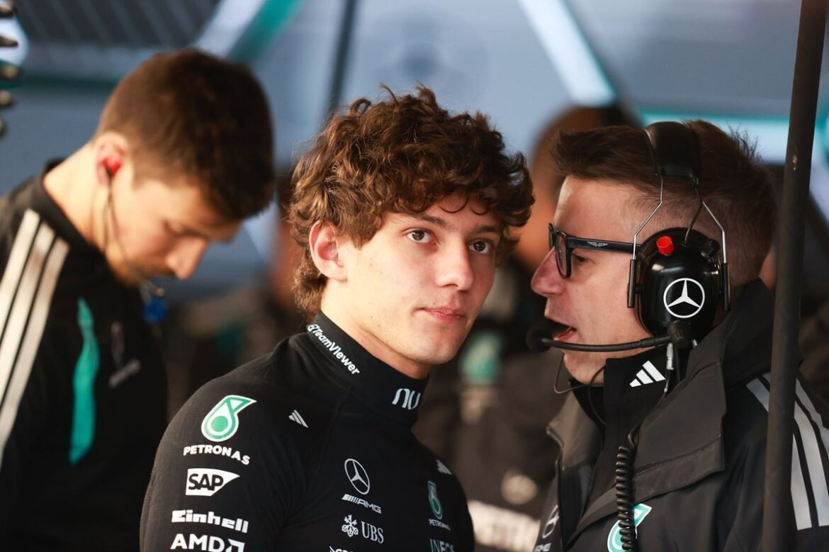 Kimi Antonelli se considera "afortunado" por contar com a sabedoria de Bono e Toto Wolff após a corrida sprint no Canadá, afirma Martin Brundle.