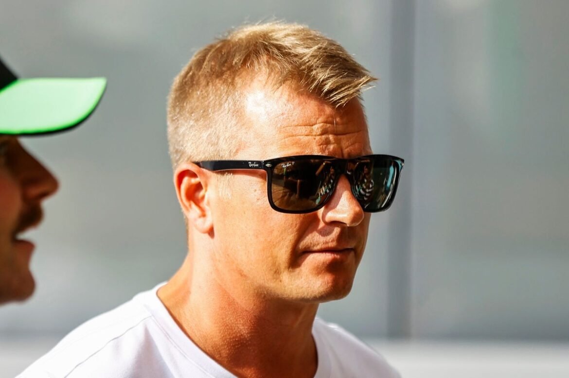 Kimi Raikkonen se torna viral com resposta direta de duas palavras a postagem retrô da F1.
