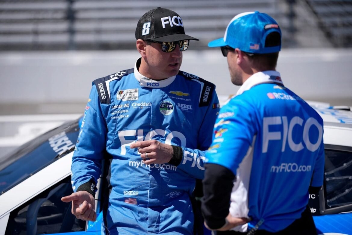 Kyle Busch afirma que está 'totalmente comprometido' com a Richard Childress Racing após mudança de chefe de equipe.