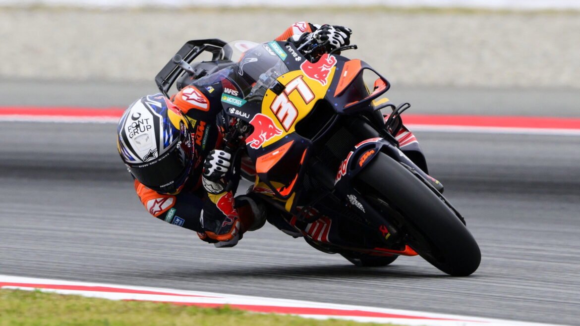 Pedro Acosta lidera os treinos do MotoGP em Catalunya, enquanto Jorge Martin vai para o Q1 após segunda queda.