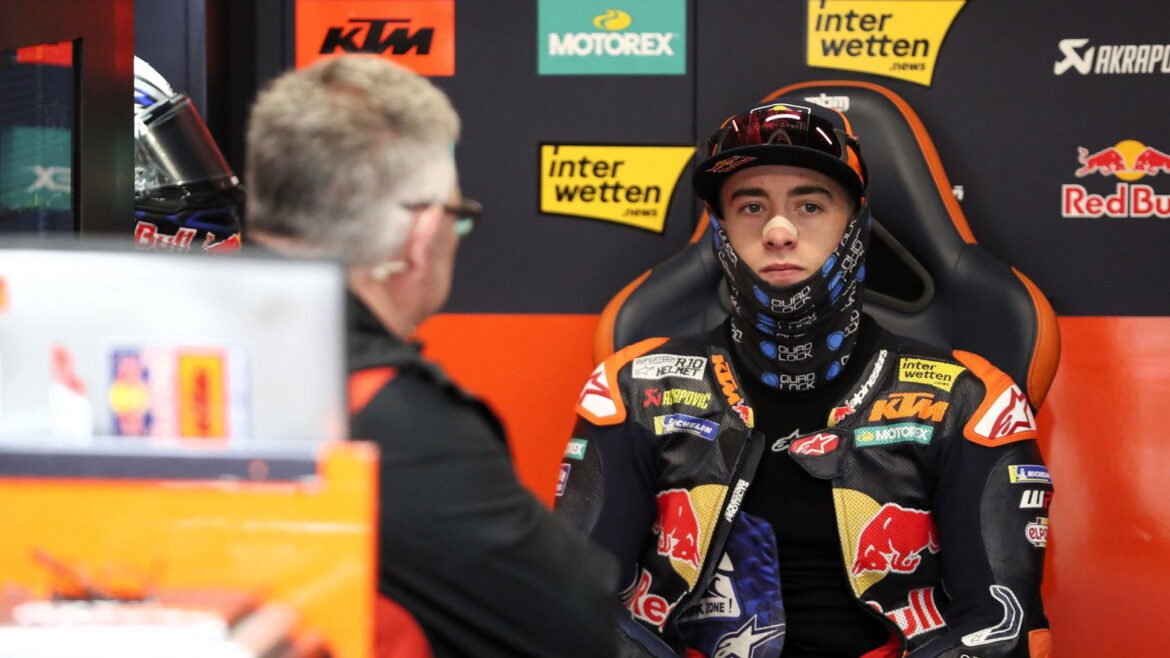 Pedro Acosta se destaca em teste do MotoGP na Catalunya com chuva, enquanto Jorge Martin sofre uma queda forte.