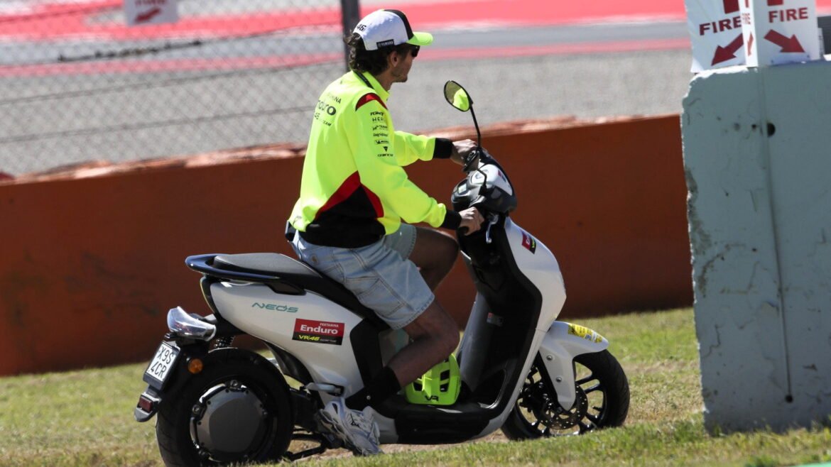 “Surreal” o que Valentino Rossi observa na pista durante o MotoGP.