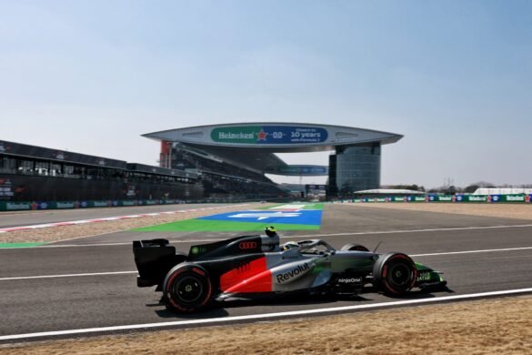 Verstappen movimenta o mercado e a FIA altera os carros.
