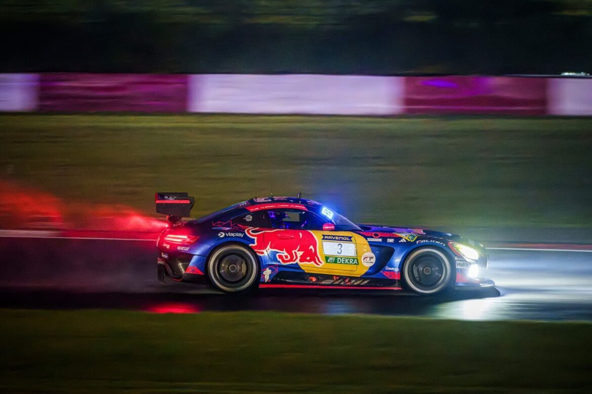 Victor Martins destaca a "paixão pelo automobilismo" de Verstappen.