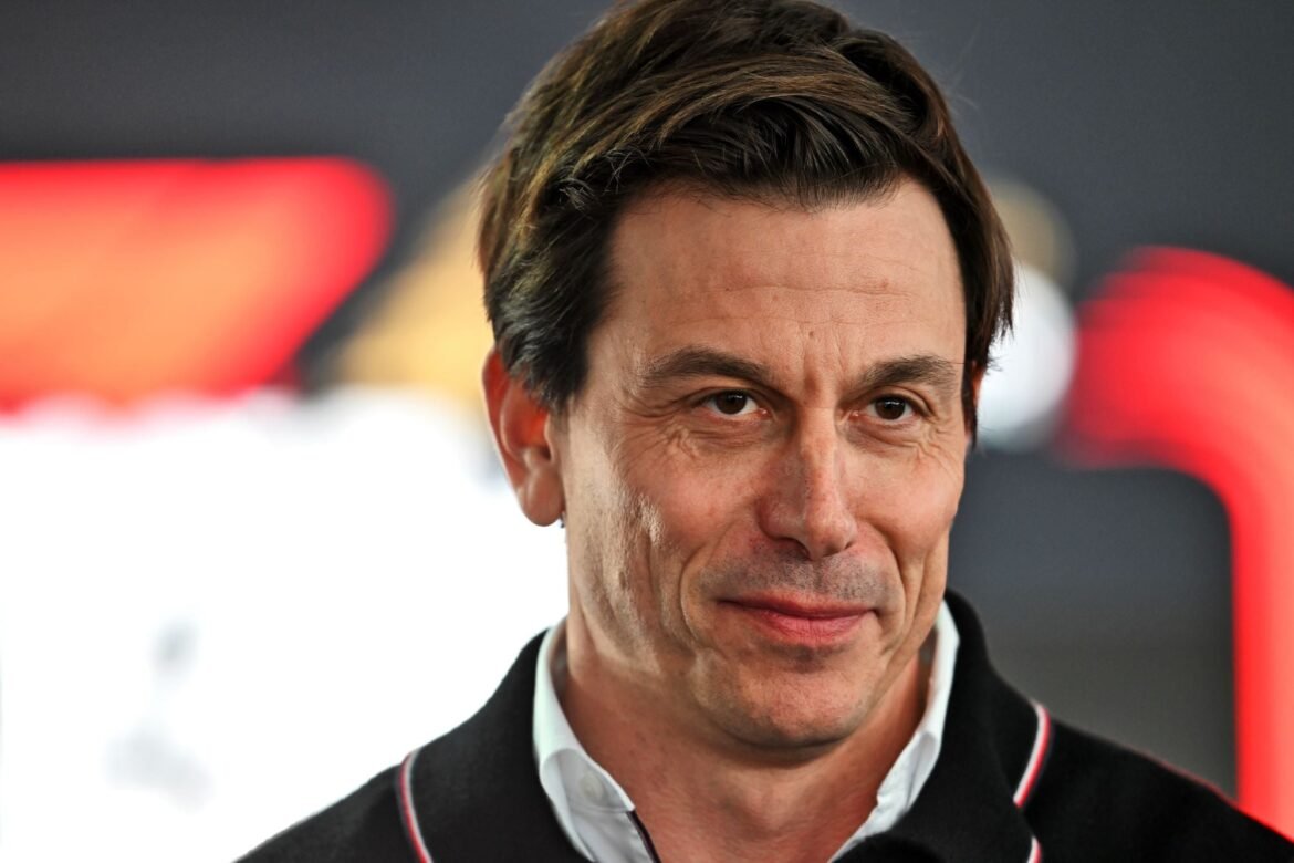 Wolff envia mensagem aos concorrentes antes da atualização da Mercedes.