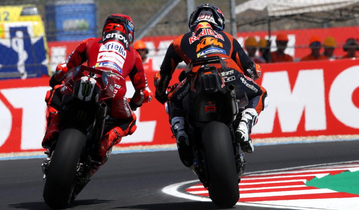 A batalha "agradável" de Pedro Acosta contra Marc Marquez resulta em um recorde indesejado na MotoGP.