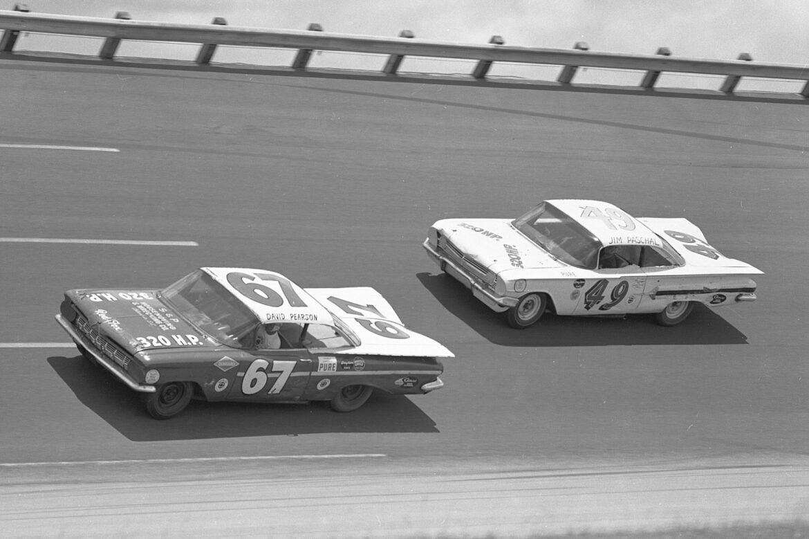 Após 650 largadas, o carro 67 finalmente conquistou uma vitória na corrida da NASCAR Cup.
