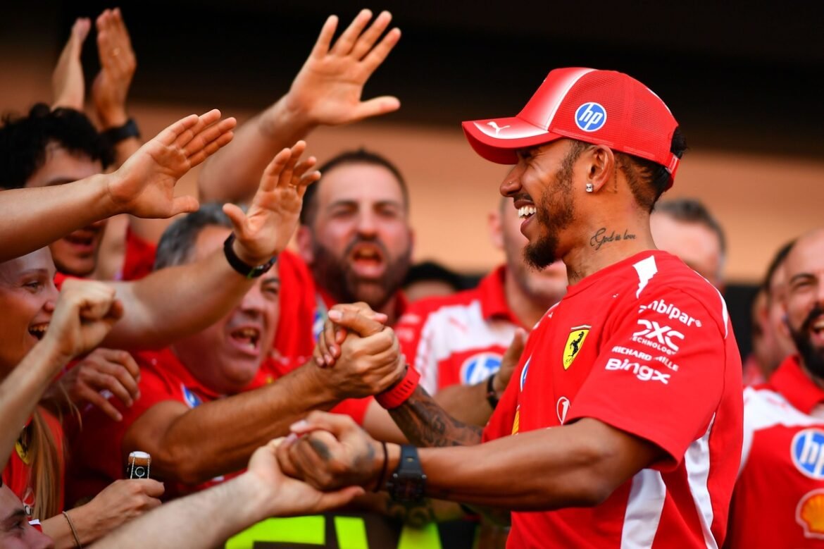 As vitórias de Lewis Hamilton pela Ferrari são celebradas nas ruas da Itália