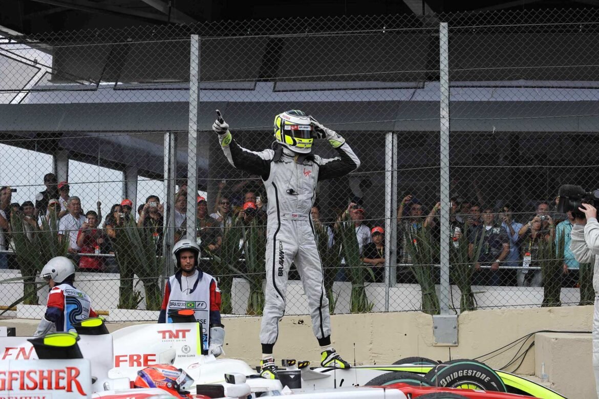 Button revela vontade de retornar às corridas após se aposentar.