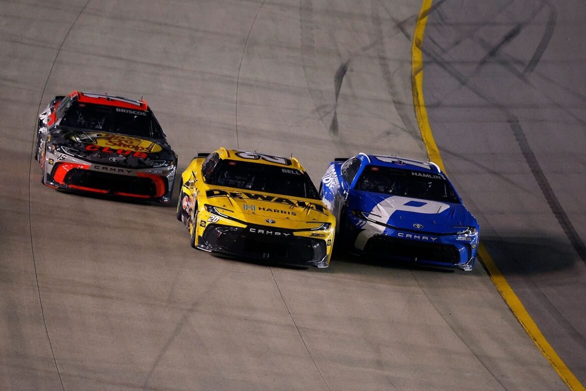 Denny Hamlin conquista uma vitória emocionante na corrida da NASCAR em Nashville, enquanto a JGR domina as três primeiras posições.