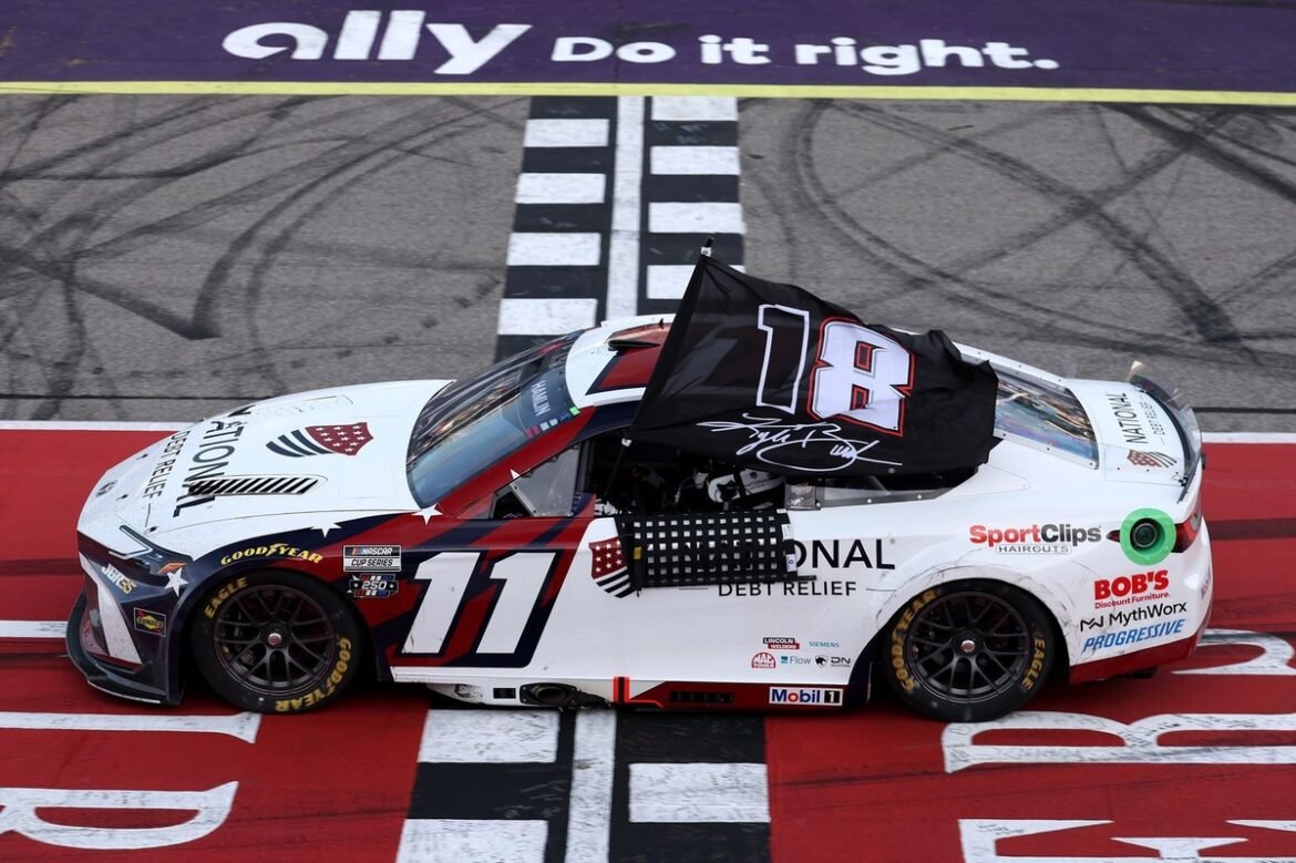 Denny Hamlin quis homenagear toda a trajetória de Kyle Busch com a bandeira de Michigan.