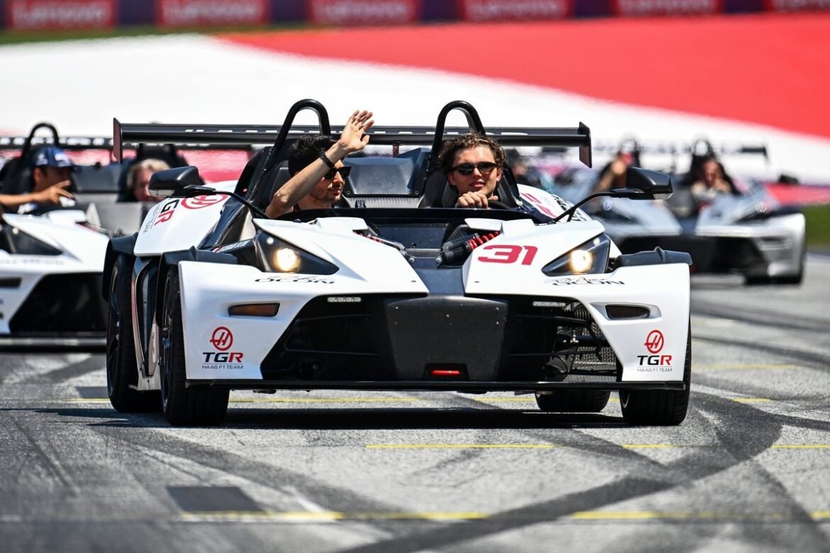 Desfile de pilotos do GP da Áustria de F1 abandona caminhão tradicional por KTM X-Bows com as cores das equipes.