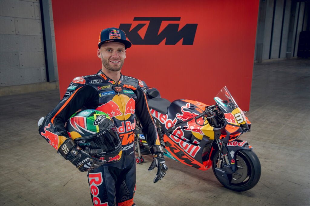O piloto da KTM, Brad Binder, posa com sua moto da MotoGP 2026