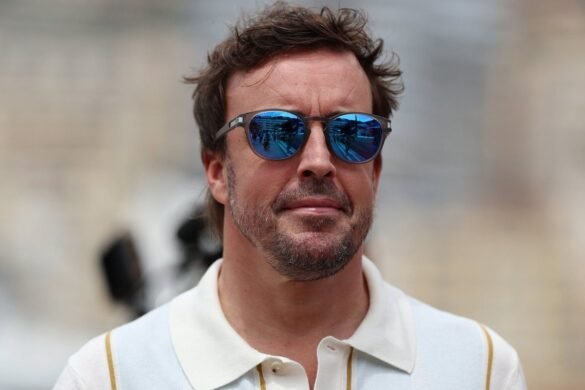 Fernando Alonso compartilha emocionante mensagem da McLaren durante importante marco na F1.