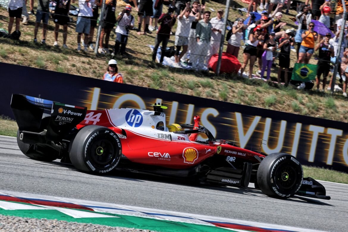 Ferrari de Hamilton é submetida a minuciosa inspeção da FIA antes do GP da Áustria.