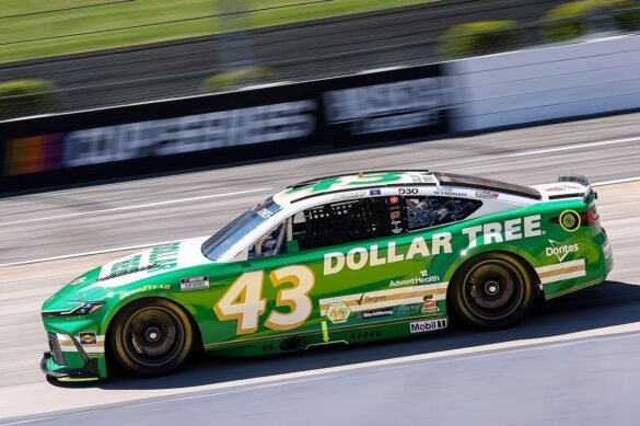 Guy Fieri se junta à equipe da Legacy Motor Club da NASCAR como 'proprietário estratégico'