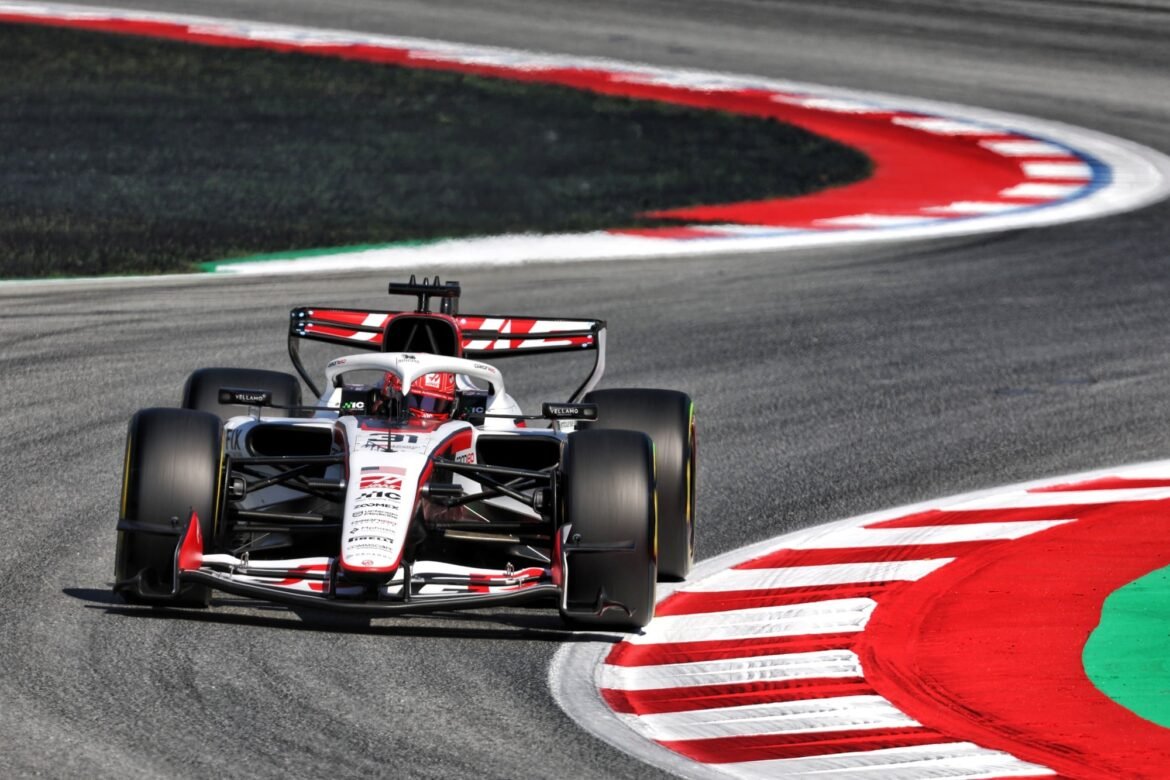 Haas observa progresso em Barcelona, mas destaca desafios a serem enfrentados.
