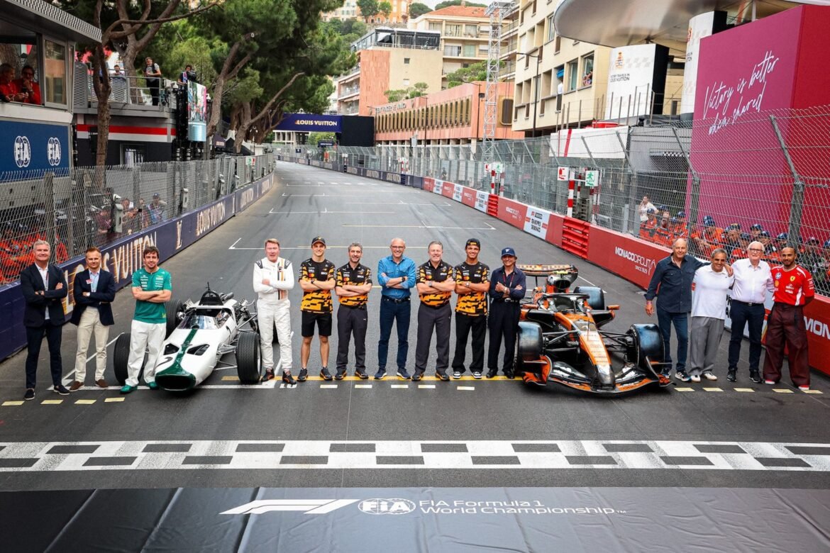 Hamilton e Alonso prestam homenagem à McLaren.