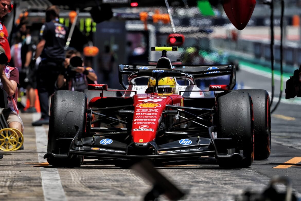 Hamilton se emociona após conquista histórica com a Ferrari no Brasil.