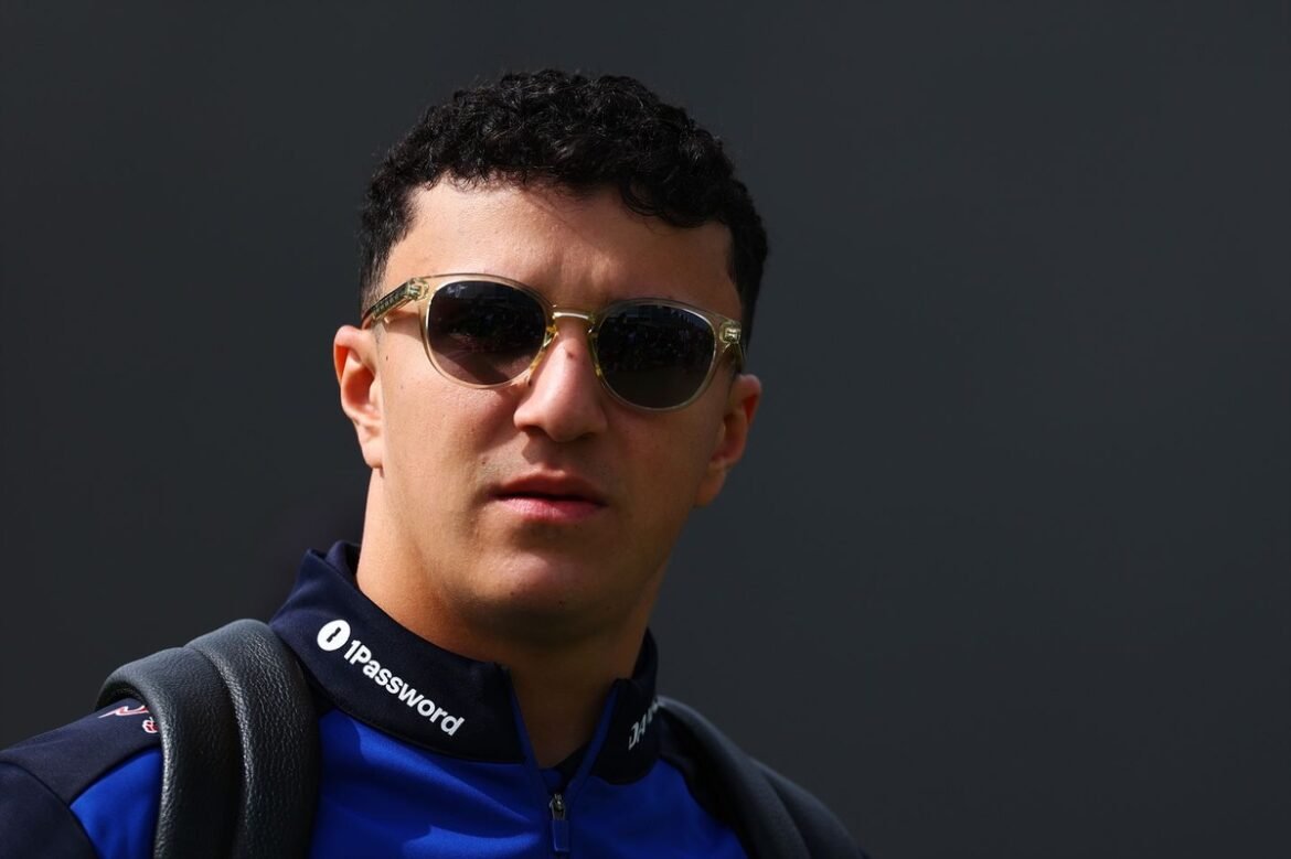 Isack Hadjar sofre acidente no Q1 do GP de Mônaco, provocando bandeira vermelha.
