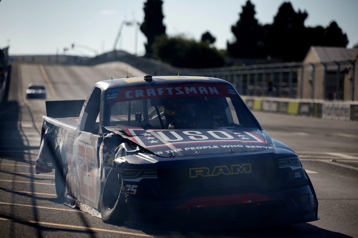 Jimmie Johnson "não conseguia acreditar na falta de respeito" durante as corridas da NASCAR Trucks.