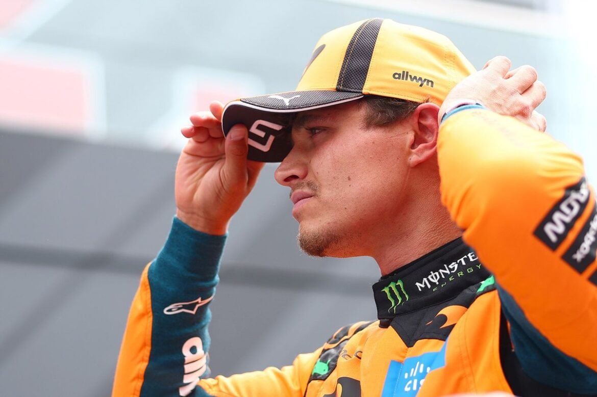 Lando Norris controla um McLaren de 740hp na pista molhada de Nurburgring.