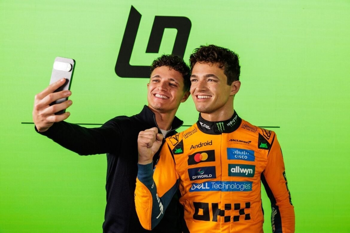 Lando Norris tem seu primeiro contato com a estátua de cera do Madame Tussauds ao doar seu macacão de corrida.