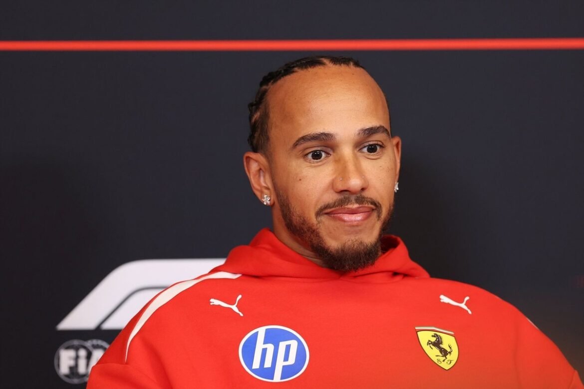 Lewis Hamilton dirige um Buick Regal 1984 personalizado enquanto explora a cultura lowrider como piloto de F1.