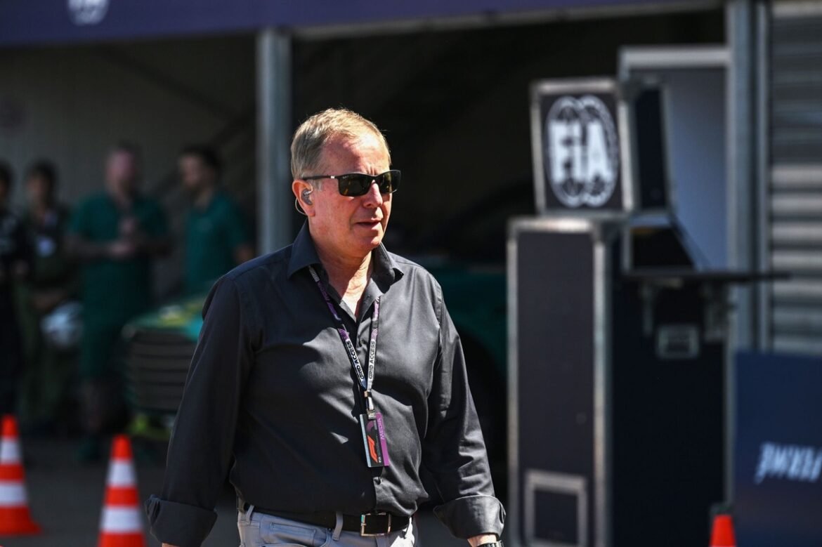 Martin Brundle se torna um sucesso na internet após confronto com segurança de celebridade no GP de Mônaco.