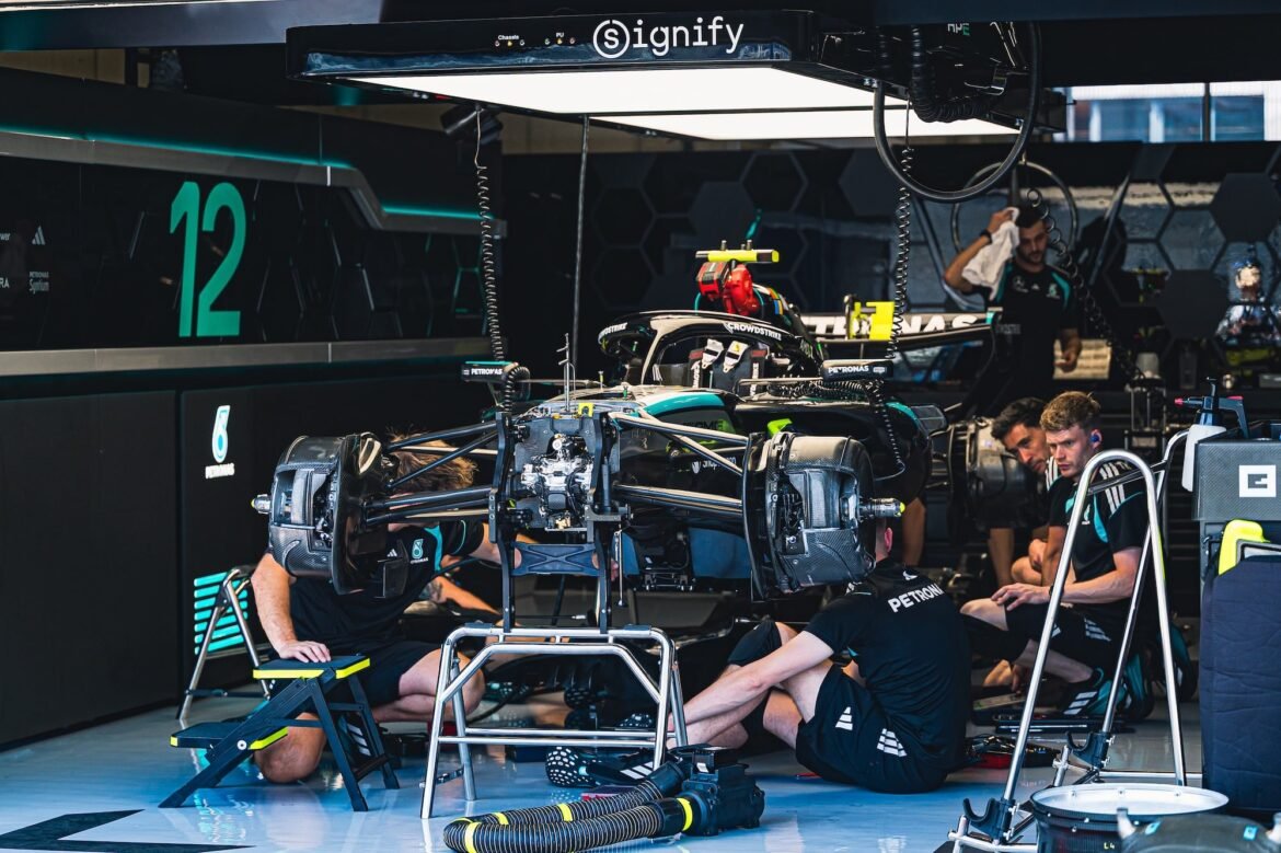 Mercedes altera difusor após intervenção da FIA.