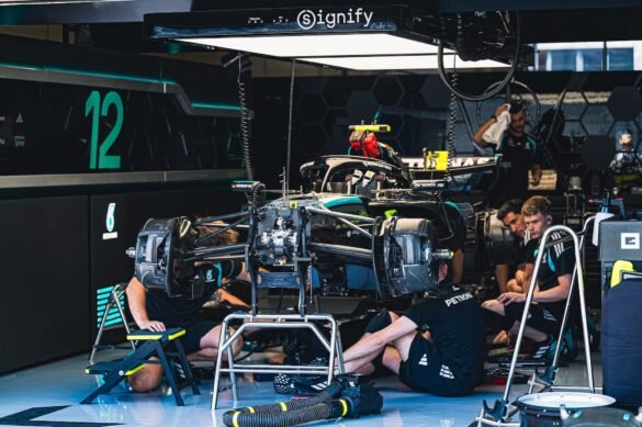 Mercedes altera difusor após intervenção da FIA.