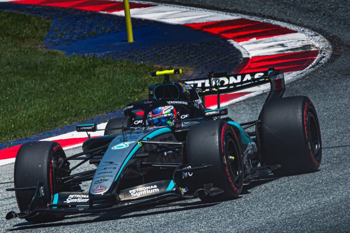 Mercedes celebra triunfo e busca continuidade do bom desempenho para Silverstone.