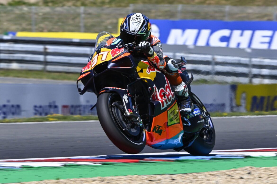 Pedro Acosta afirma que acidente na MotoGP de Brno demonstra que regra de uma moto "não é uma boa ideia"