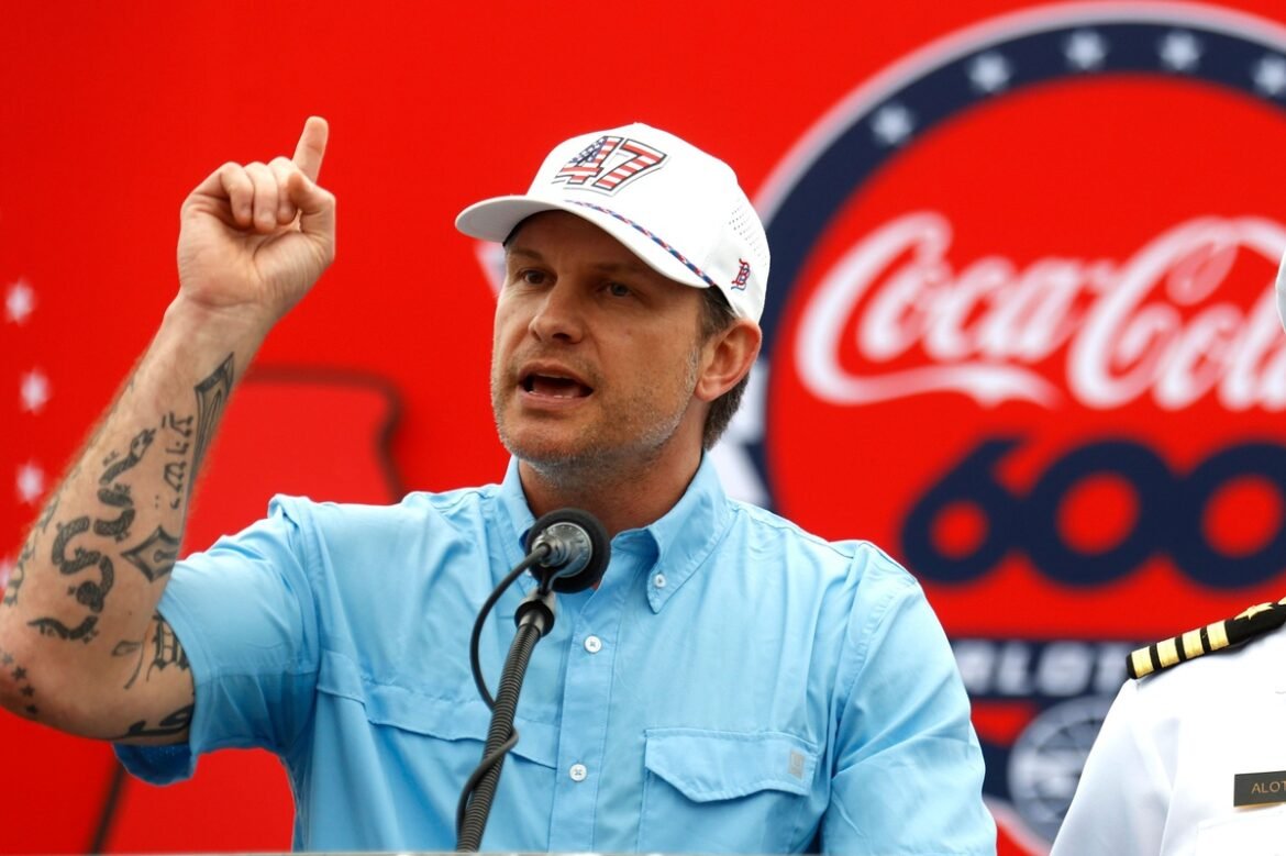 Pete Hegseth acenará a bandeira verde na corrida da NASCAR Cup na Base Naval de Coronado.