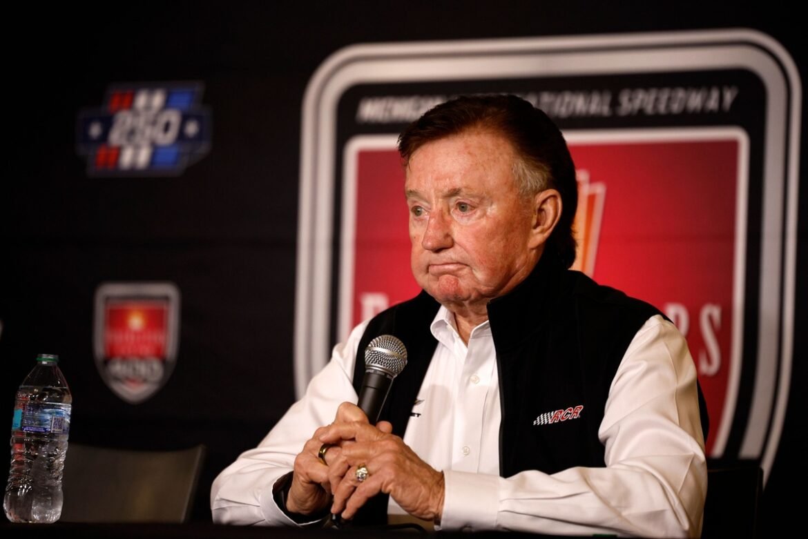 Richard Childress volta aos holofotes para anunciar prorrogação de contrato de Kyle Busch.