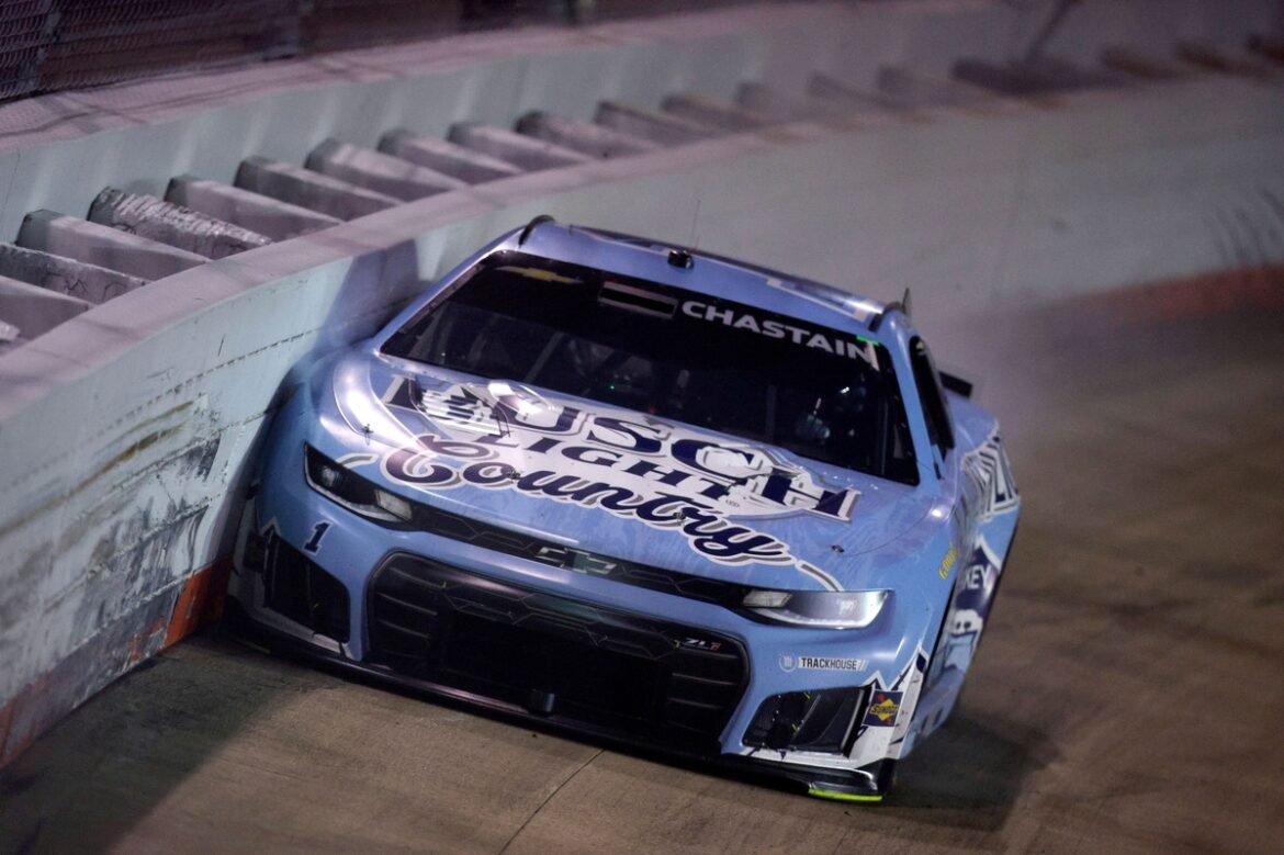 Ross Chastain procura fã ferido por rotor de freio que explodiu.