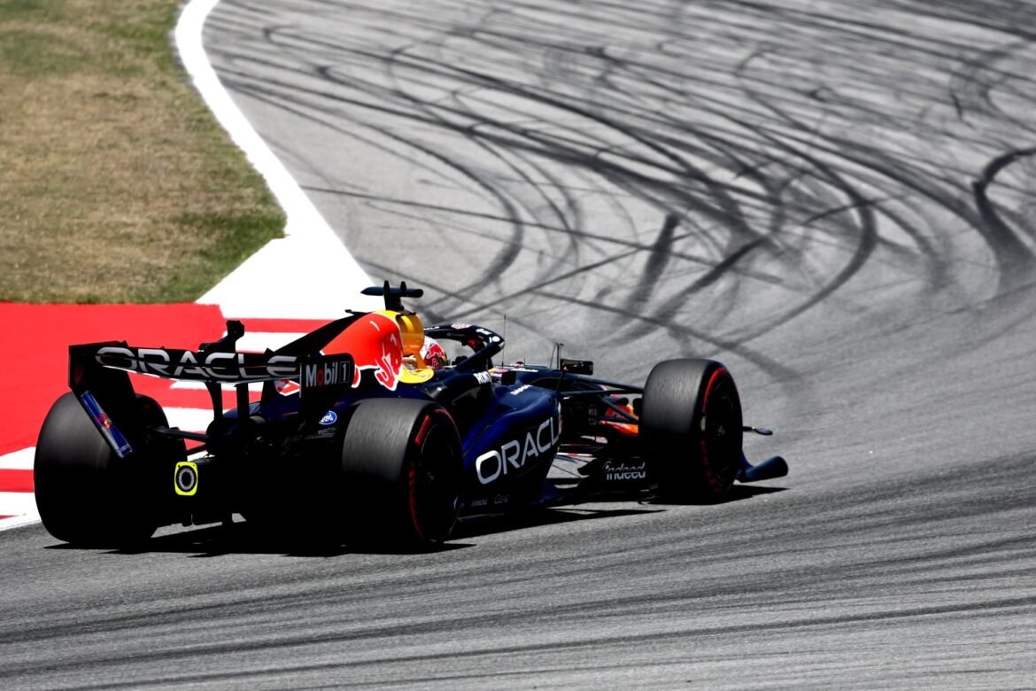 Russell e Verstappen enfrentam pressão no Brasil.